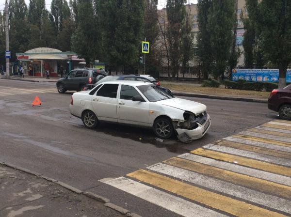 В Черкесске столкнулись «Приора» и «Форд», есть пострадавшие